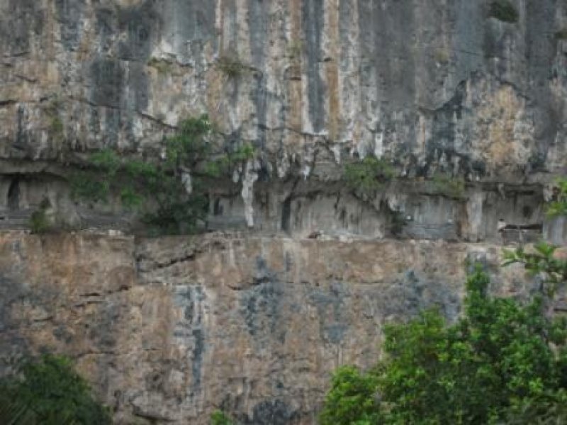 14-cliff-tombs-and-coffins-at-baraka